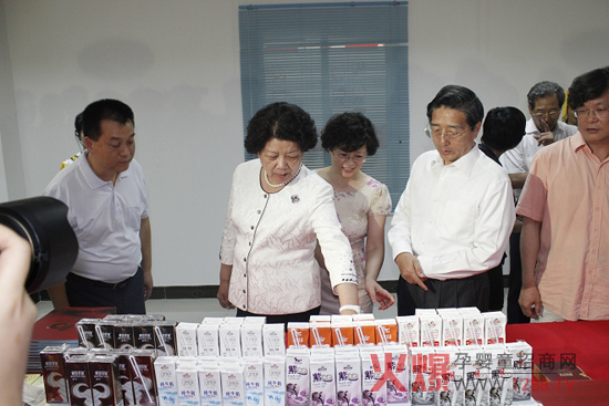 全國(guó)婦聯(lián)主席陳至立蒞臨皇氏乳業(yè)視察指導(dǎo)工作圖二