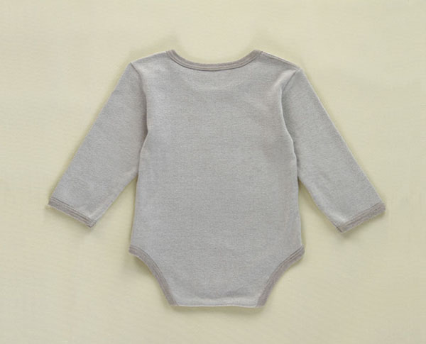 寶巢yinge爬服背面