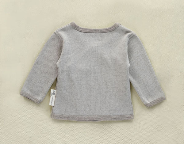 寶巢yinge上衣背面