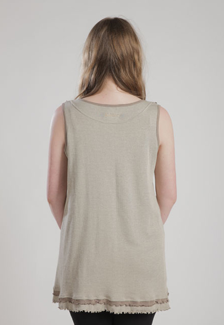 寶巢yunf裝背心背面