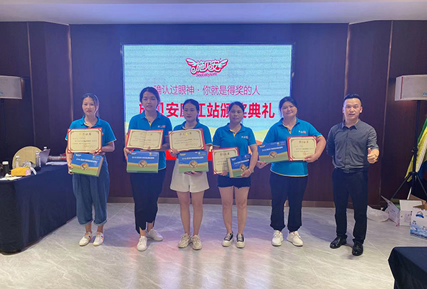 頒獎.jpg 頒獎.jpg