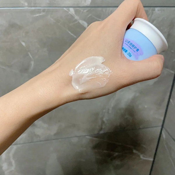 修護膏的質地偏乳霜狀.jpg 修護膏的質地偏乳霜狀.jpg