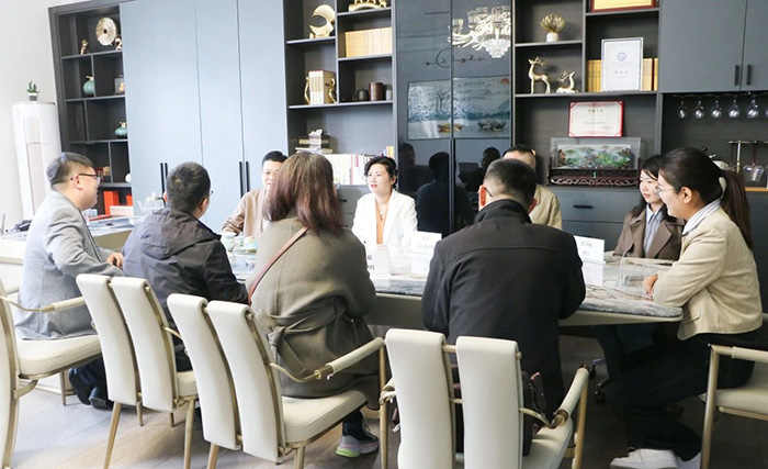 菏澤學院藥學院領(lǐng)導蒞臨中舜生物考察指導3.jpg 菏澤學院藥學院領(lǐng)導蒞臨中舜生物考察指導3.jpg