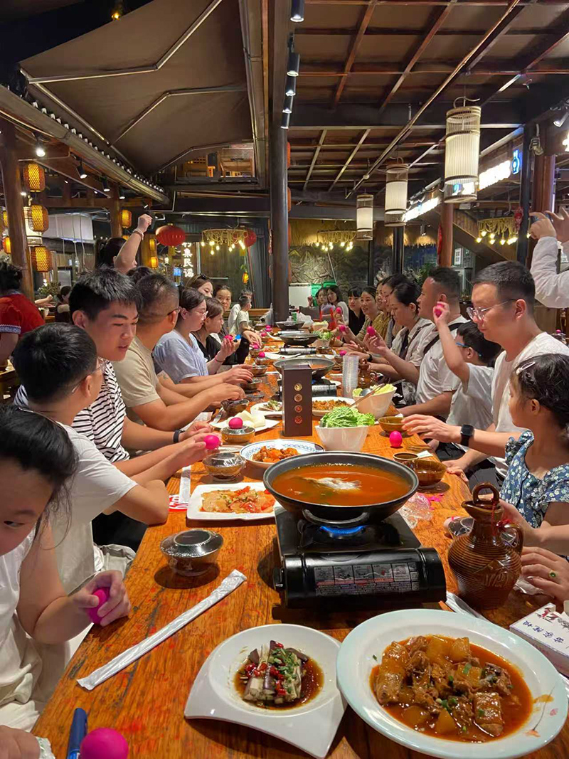 歡樂聚餐.jpg 歡樂聚餐.jpg